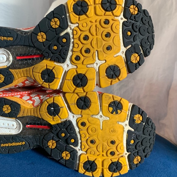 Women's New Balance Run Disney Minnie Mouse Running Shoes - Picture 3 of 12